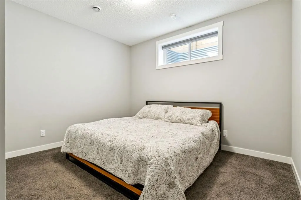 832 Chinook Gate Parade SW
