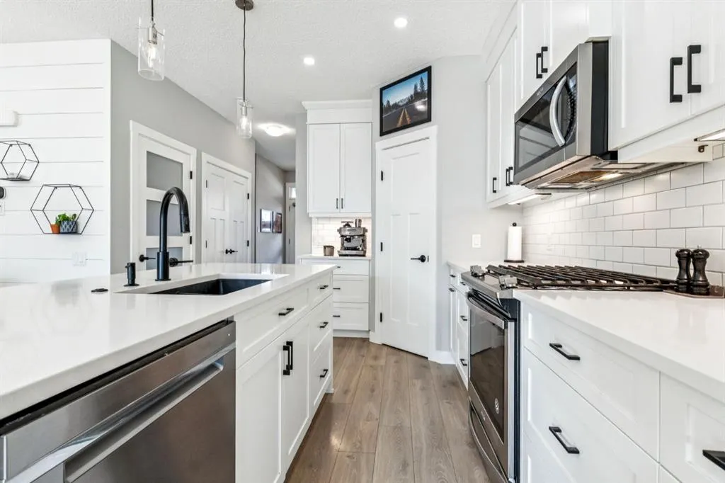 832 Chinook Gate Parade SW
