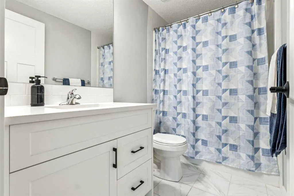 832 Chinook Gate Parade SW