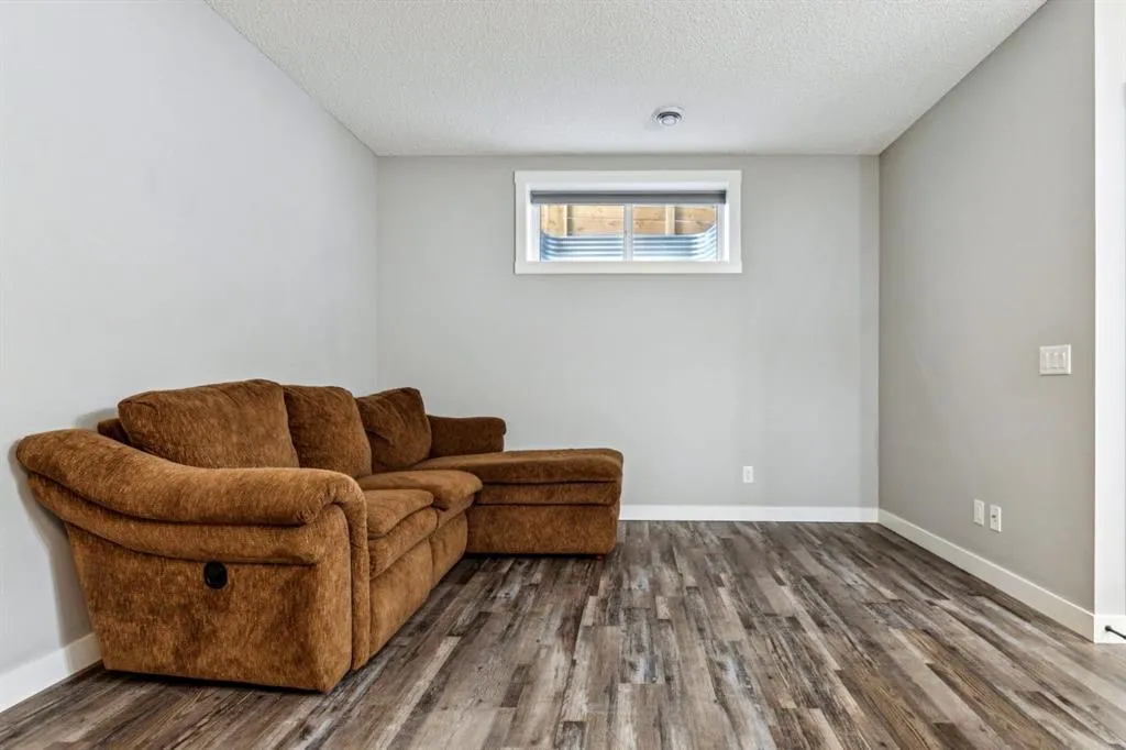 832 Chinook Gate Parade SW