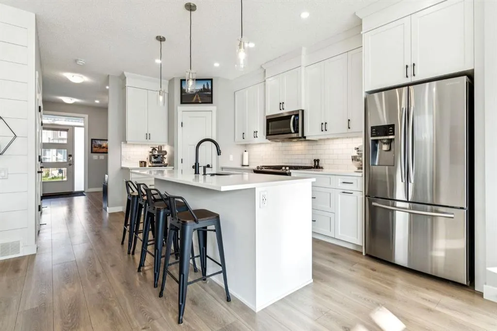 832 Chinook Gate Parade SW