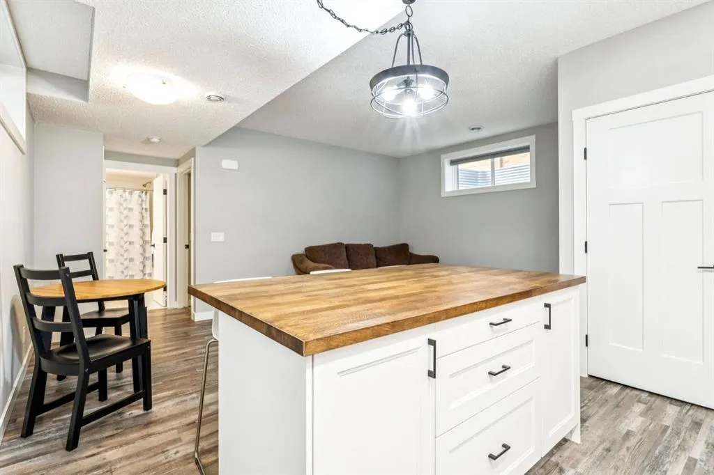 832 Chinook Gate Parade SW