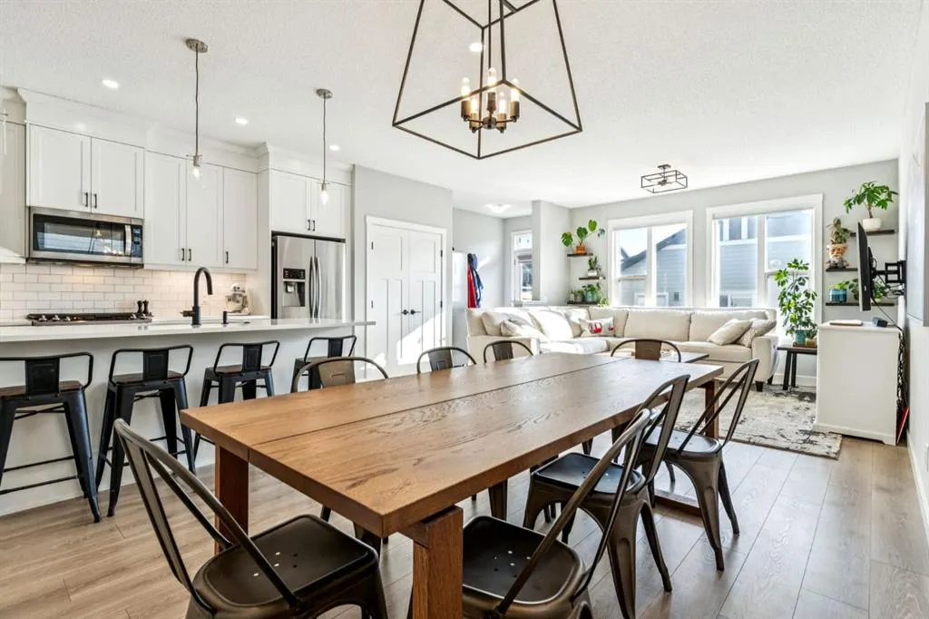 832 Chinook Gate Parade SW