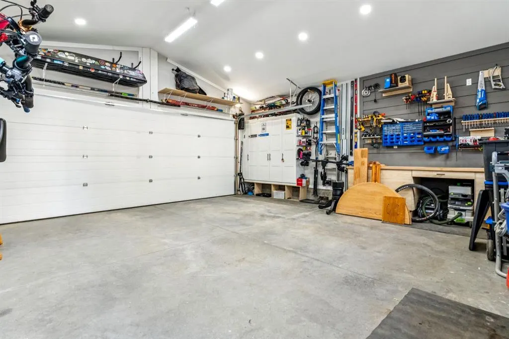 832 Chinook Gate Parade SW