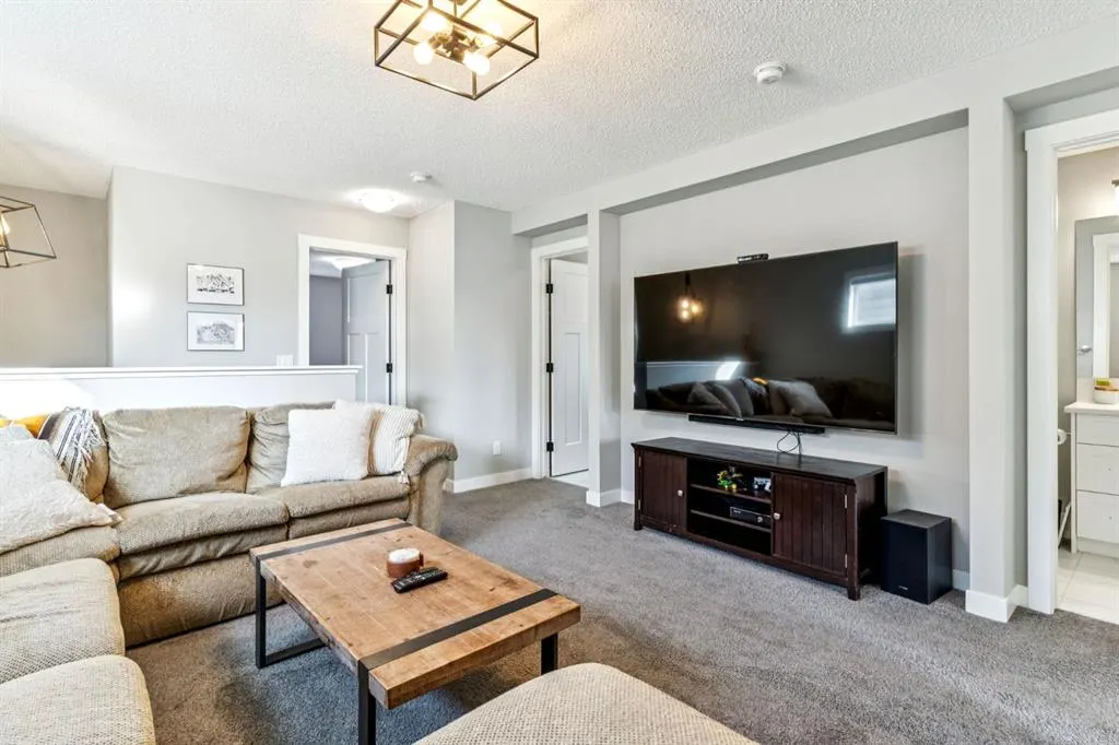 832 Chinook Gate Parade SW