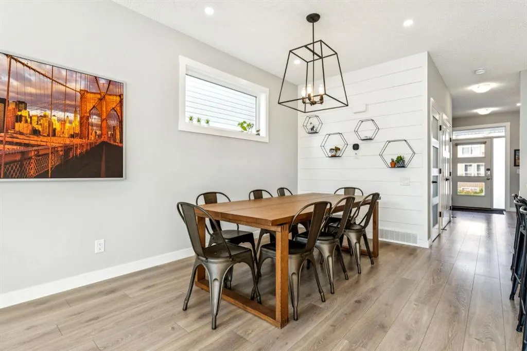 832 Chinook Gate Parade SW