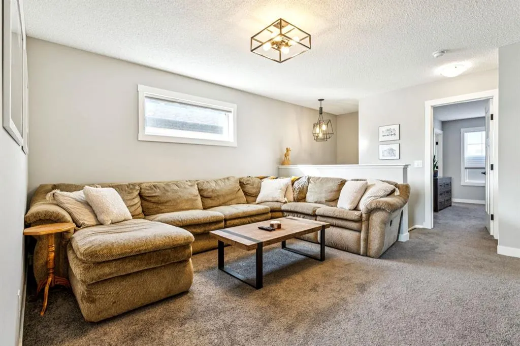 832 Chinook Gate Parade SW
