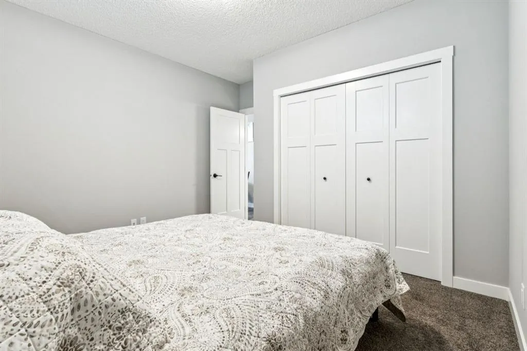 832 Chinook Gate Parade SW