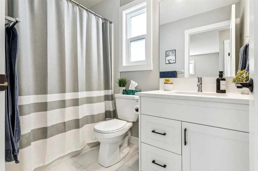 832 Chinook Gate Parade SW