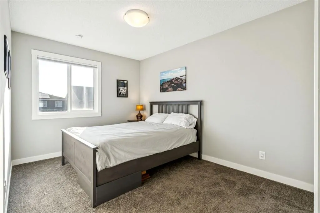 832 Chinook Gate Parade SW