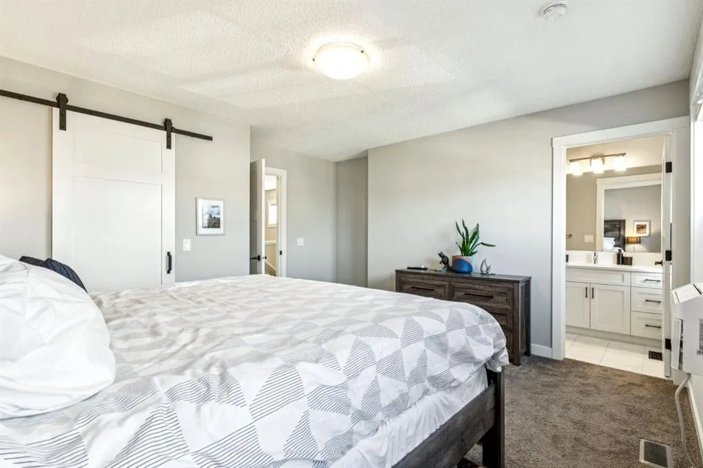 832 Chinook Gate Parade SW