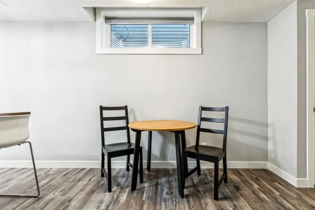 832 Chinook Gate Parade SW
