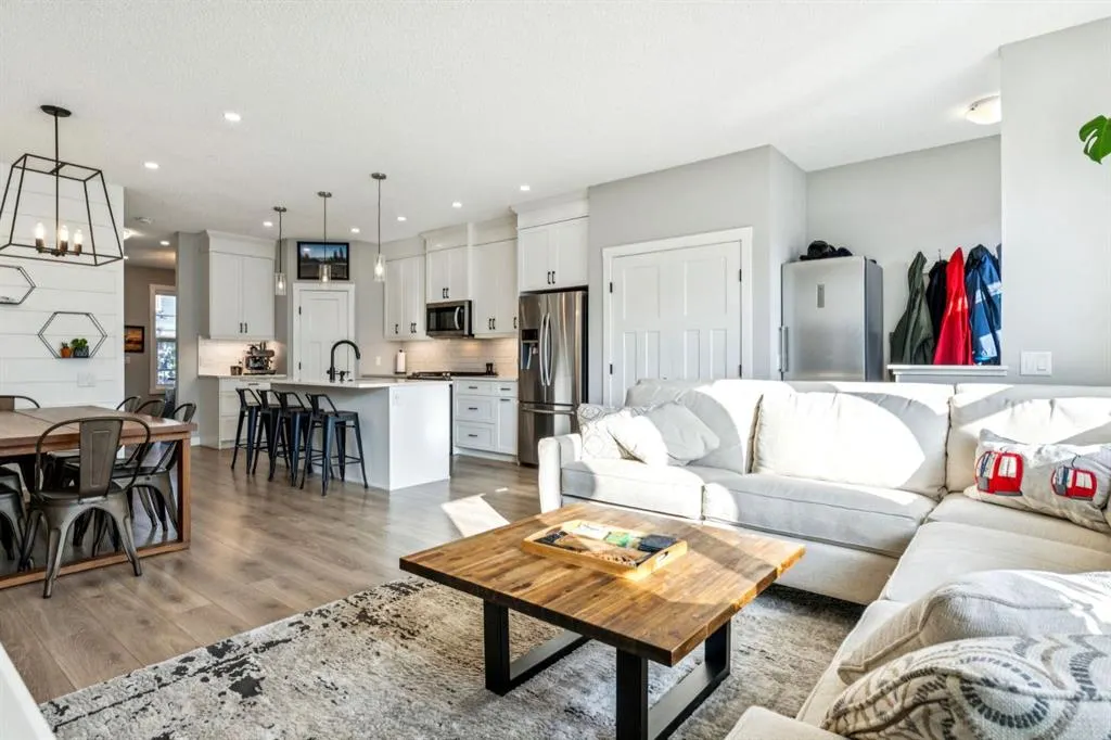 832 Chinook Gate Parade SW
