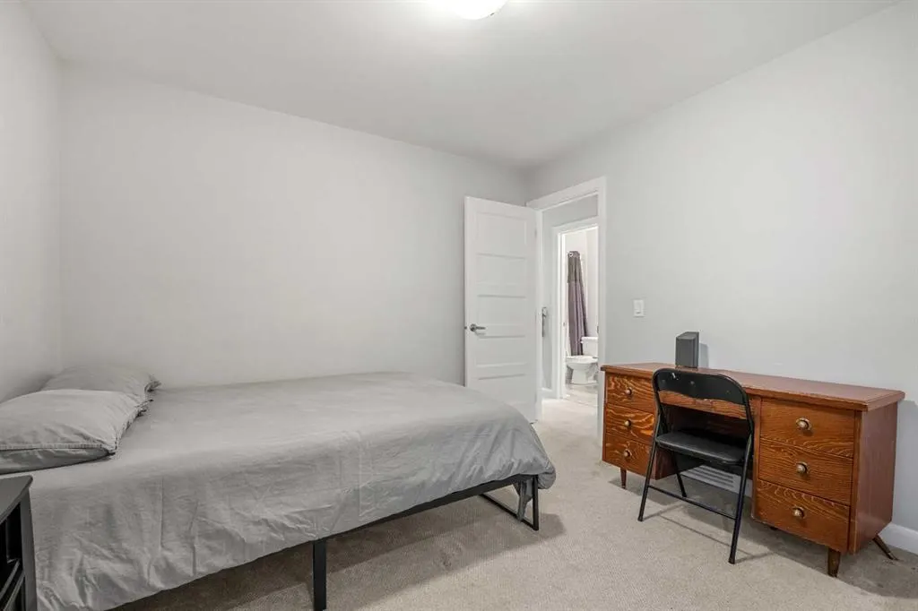 530 56 Avenue SW, #2