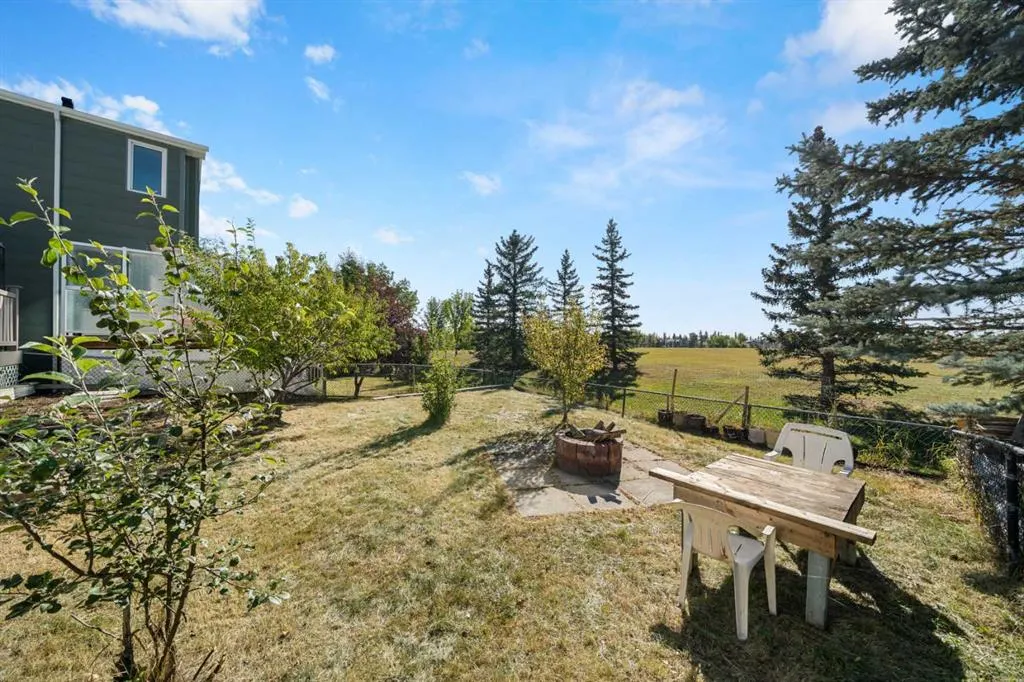 24 Riverside Crescent SE