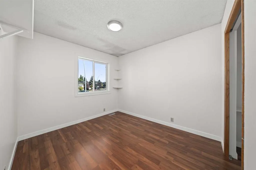 24 Riverside Crescent SE