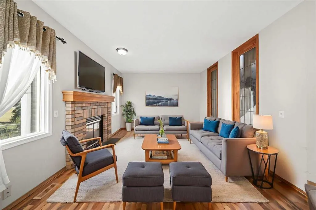 24 Riverside Crescent SE