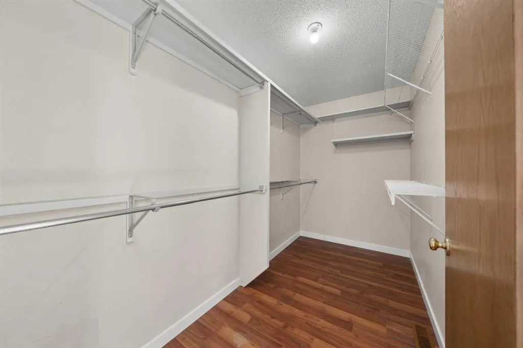 24 Riverside Crescent SE