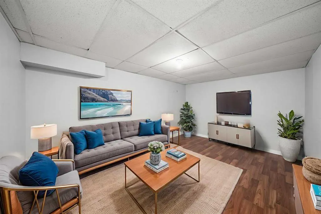 24 Riverside Crescent SE