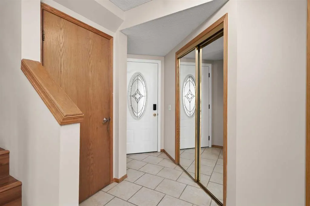 24 Riverside Crescent SE
