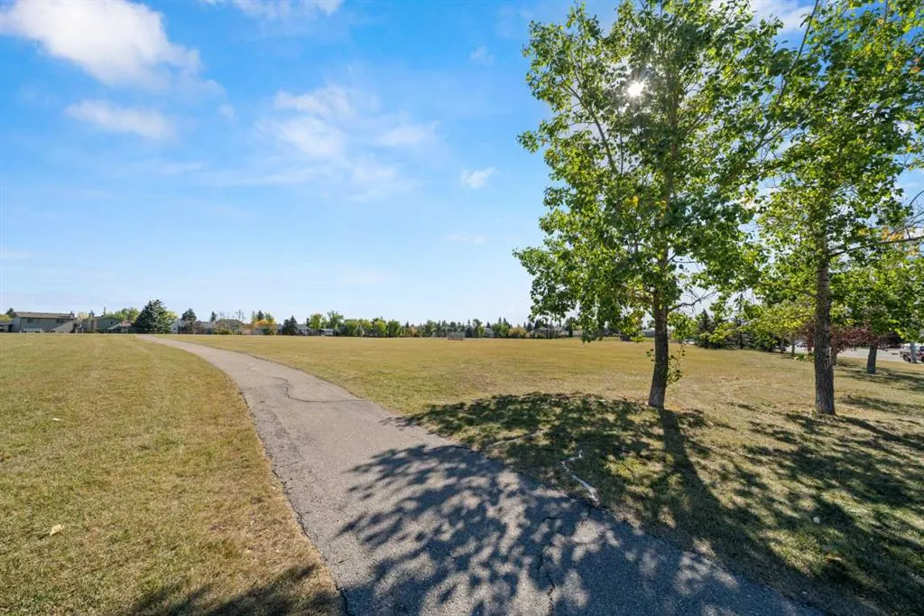 24 Riverside Crescent SE