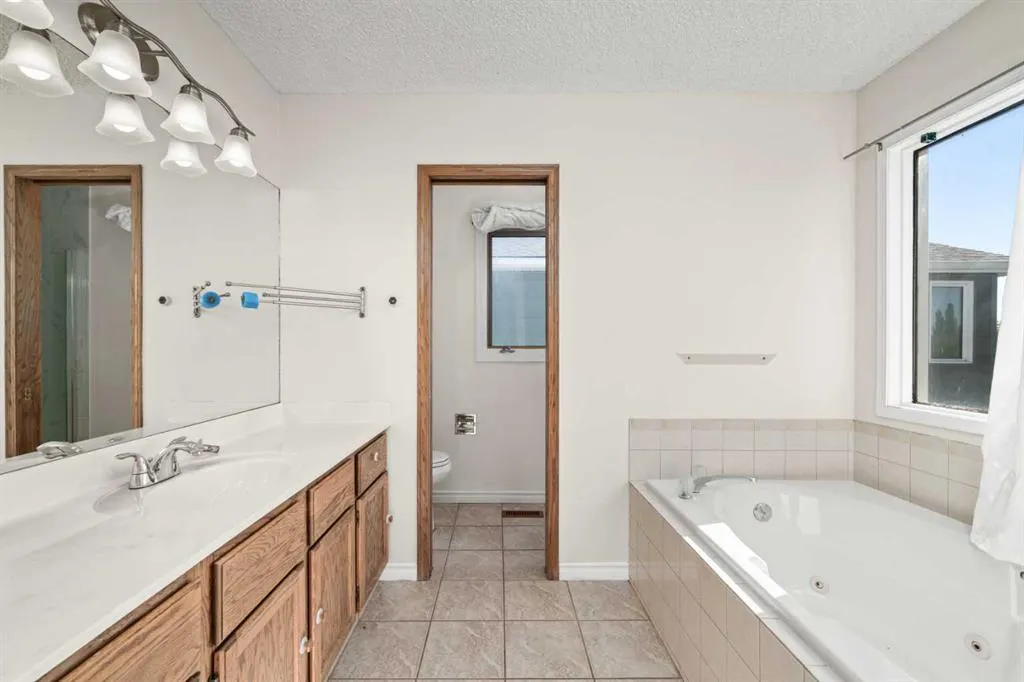 24 Riverside Crescent SE
