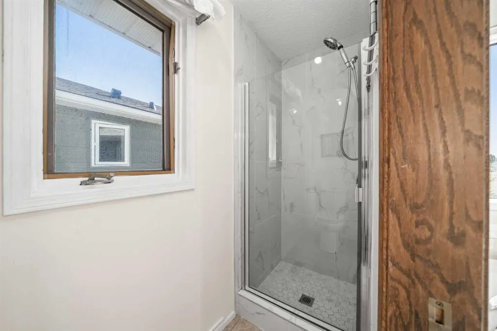 24 Riverside Crescent SE