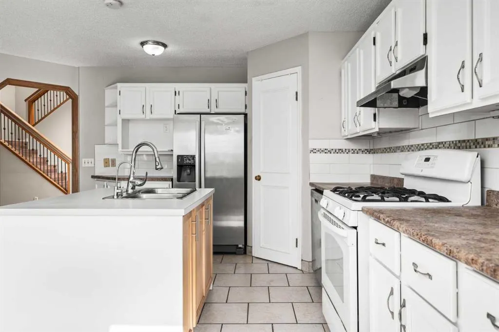 24 Riverside Crescent SE