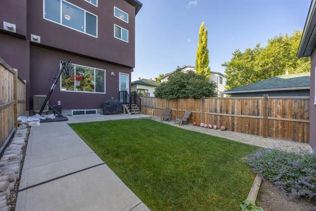 1906 22 Avenue NW