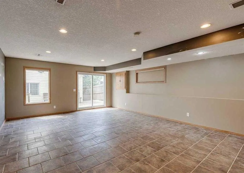 2142 Country Hills Circle NW