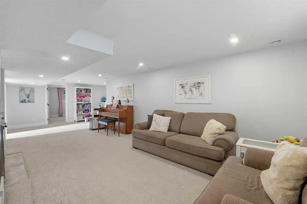 7 Roselake Street NW