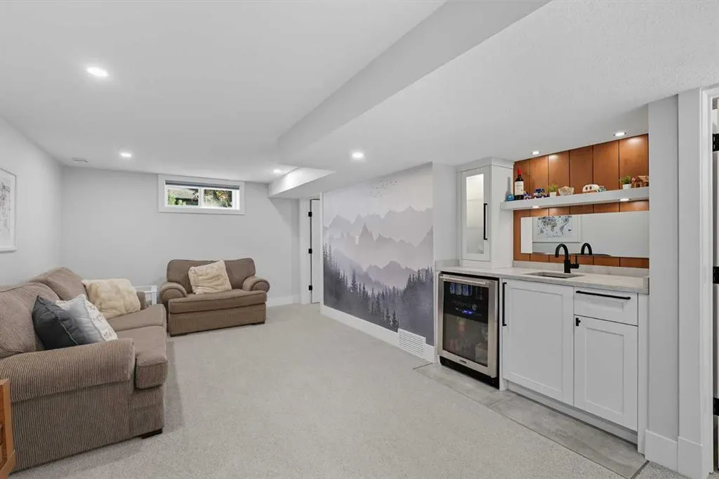 7 Roselake Street NW