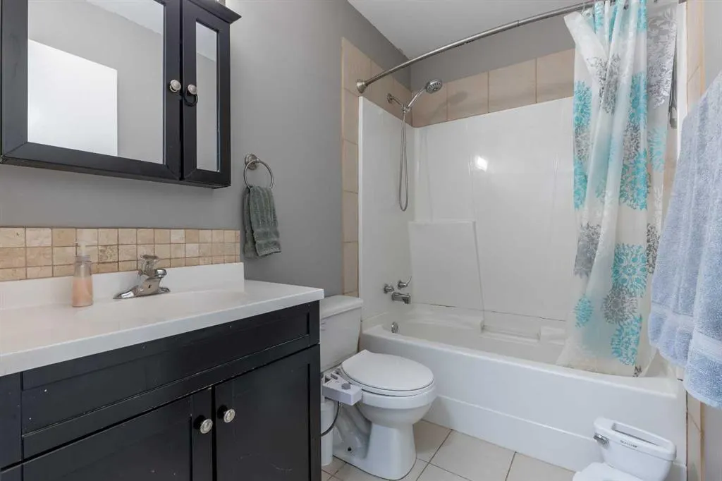 67 Laval Boulevard W