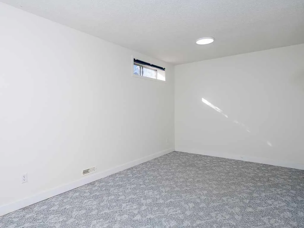 100 Catalina Circle NE