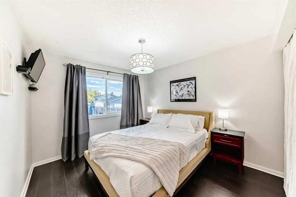 12 Taraglen Road NE