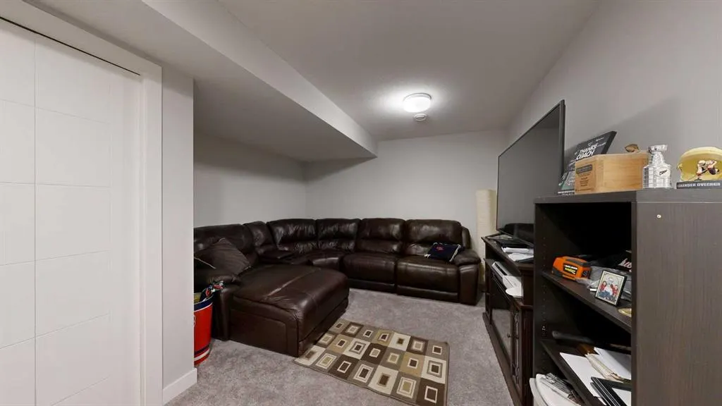 102 Drake Landing Wynd