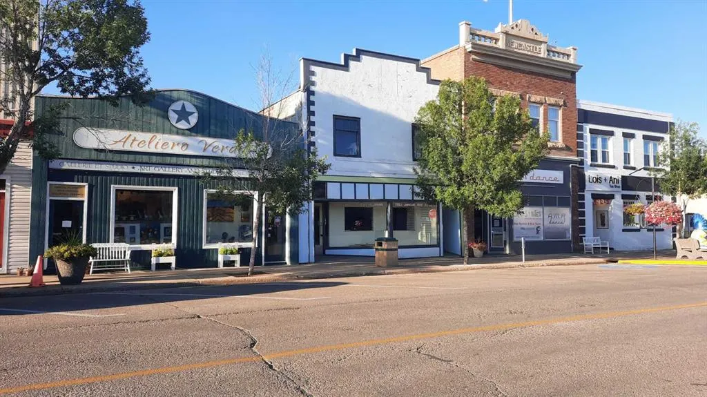 40 3 Avenue W