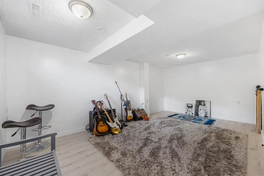 62 Fonda Crescent SE