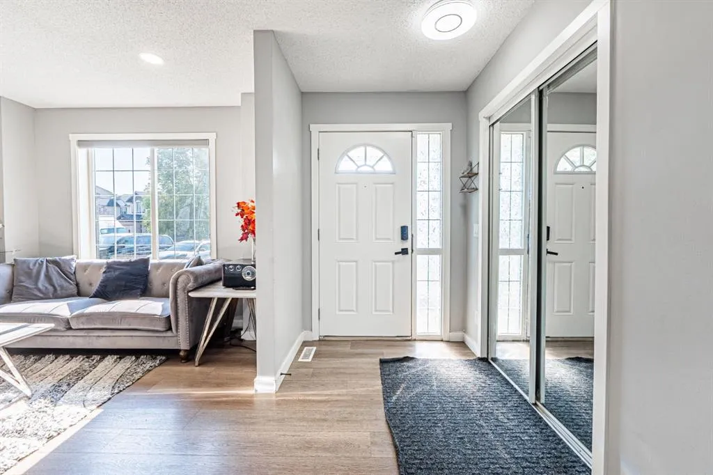 10 Taralake Lane NE