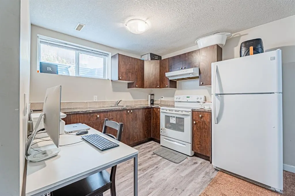 10 Taralake Lane NE