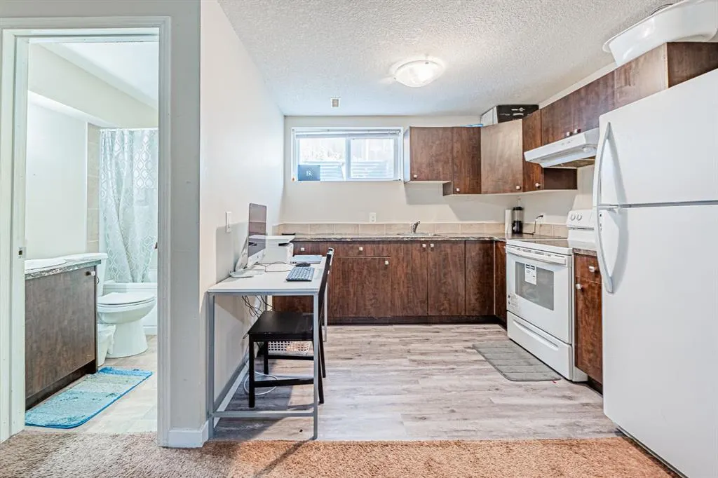 10 Taralake Lane NE