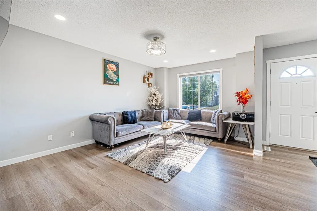 10 Taralake Lane NE