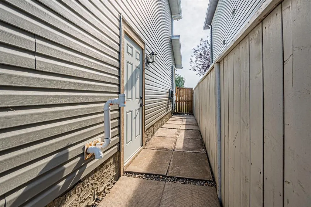 10 Taralake Lane NE