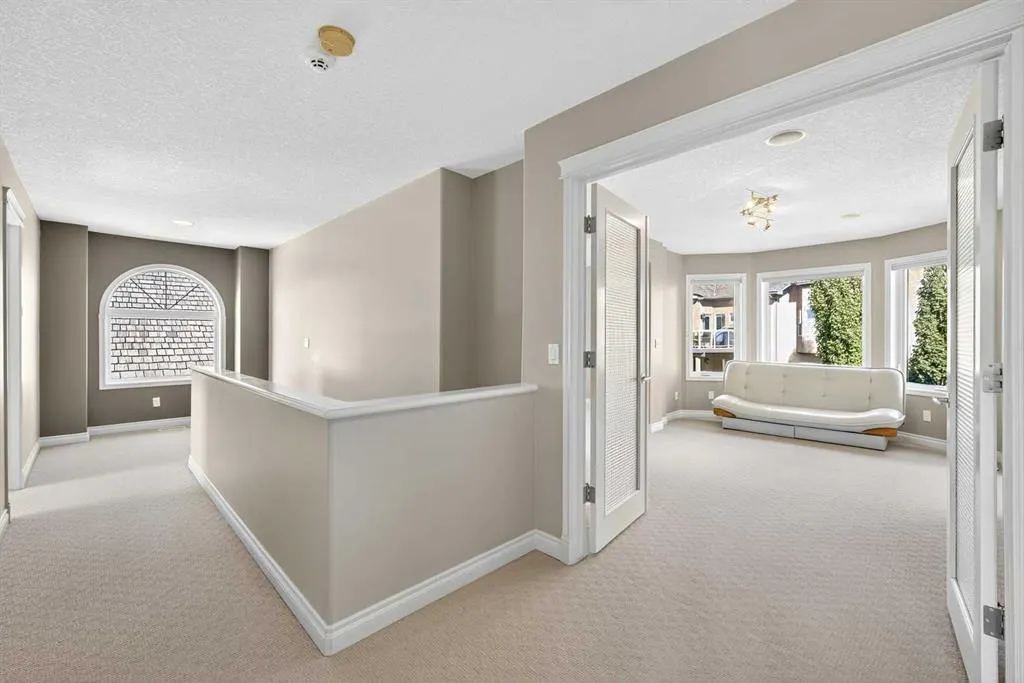 218 Royal Bay NW