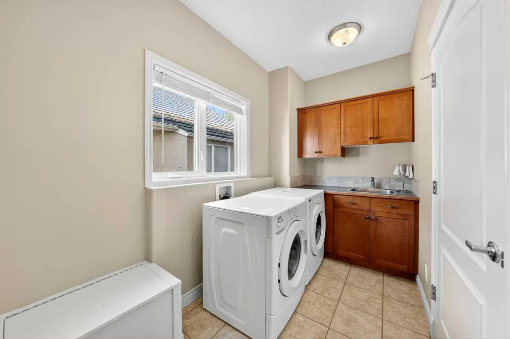 218 Royal Bay NW