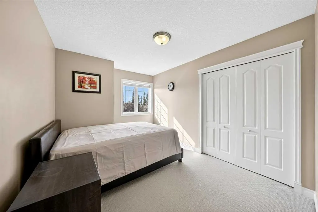 218 Royal Bay NW