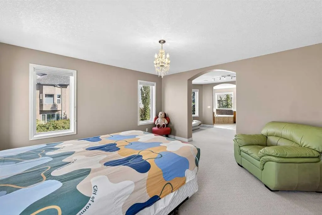 218 Royal Bay NW