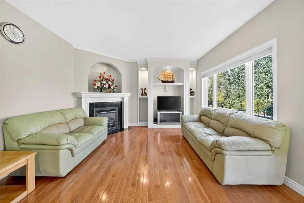 218 Royal Bay NW