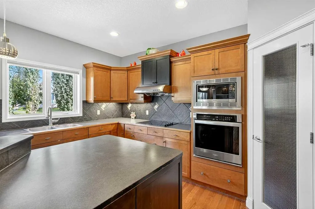 218 Royal Bay NW
