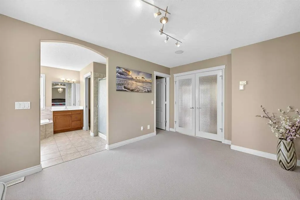 218 Royal Bay NW